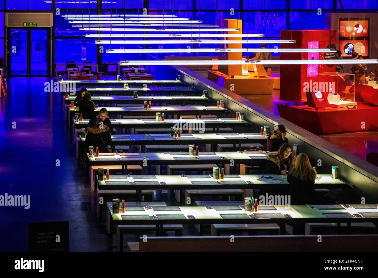 London, Großbritannien - 17. Januar 2020 - Deep Blue Dining Area im Science Museum Stockfoto