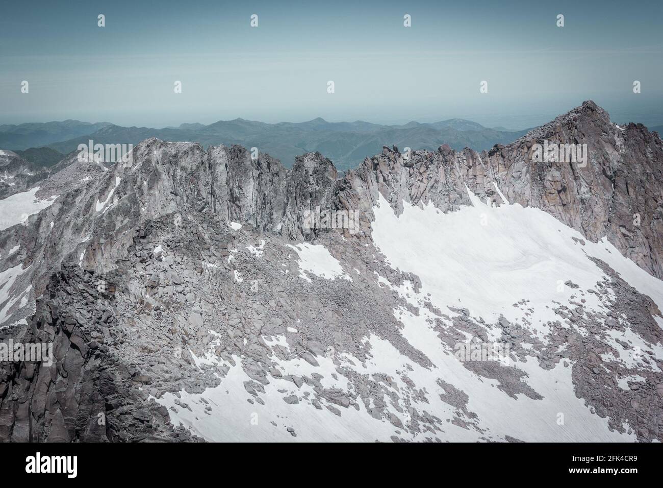 Berglandschaft im Sommer in den Pyrenäen mit einer Landschaft Bestehend aus felsigen Bergen und verbliebendem Schnee aus dem Winter Stockfoto