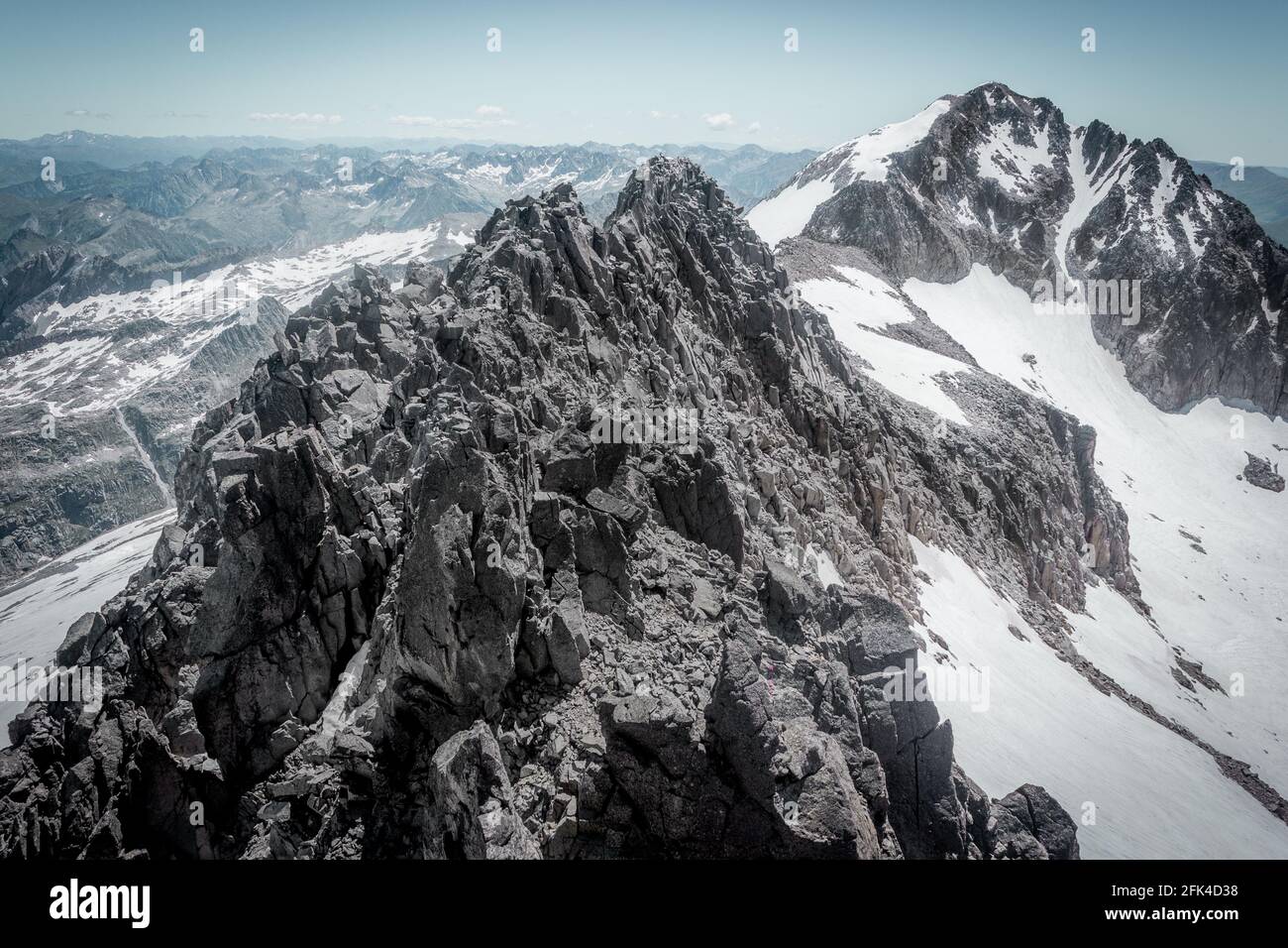 Berglandschaft im Sommer in den Pyrenäen mit einer Landschaft Bestehend aus felsigen Bergen und verbliebendem Schnee aus dem Winter Stockfoto