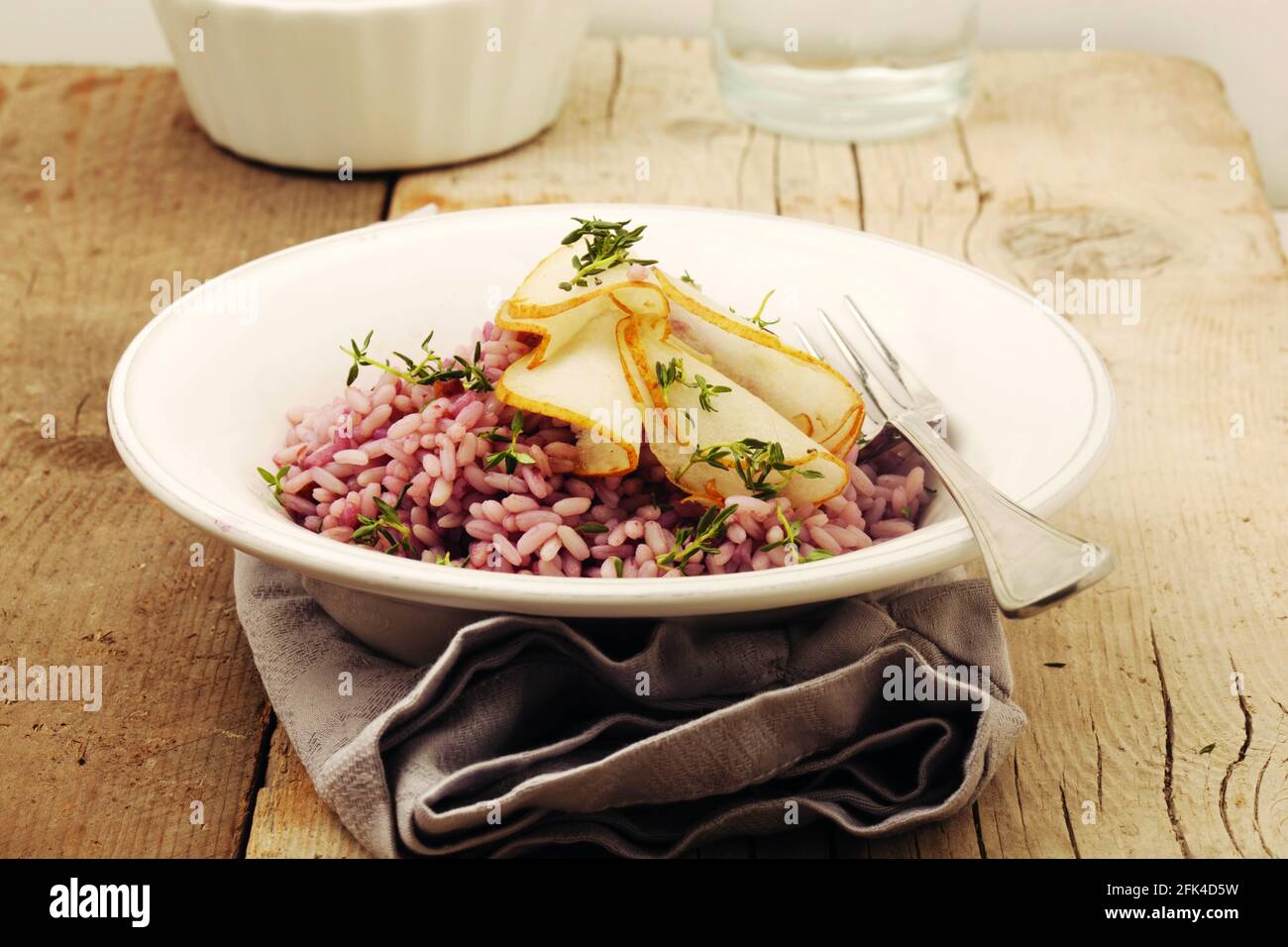 Risotto mit Rotwein und Birnen Stockfoto