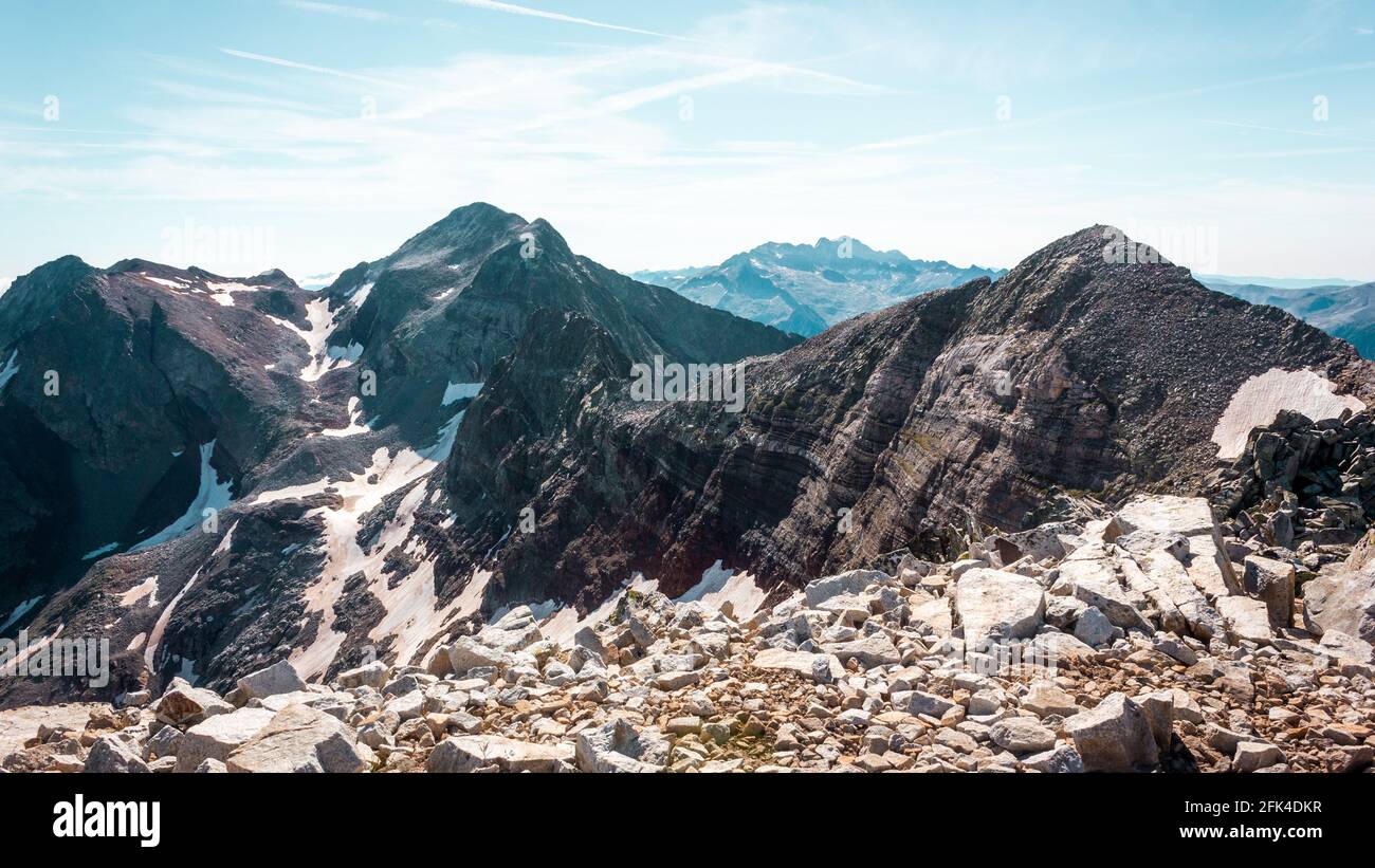 Berglandschaft im Sommer in den Pyrenäen mit einer Landschaft Bestehend aus felsigen Bergen und verbliebendem Schnee aus dem Winter Stockfoto