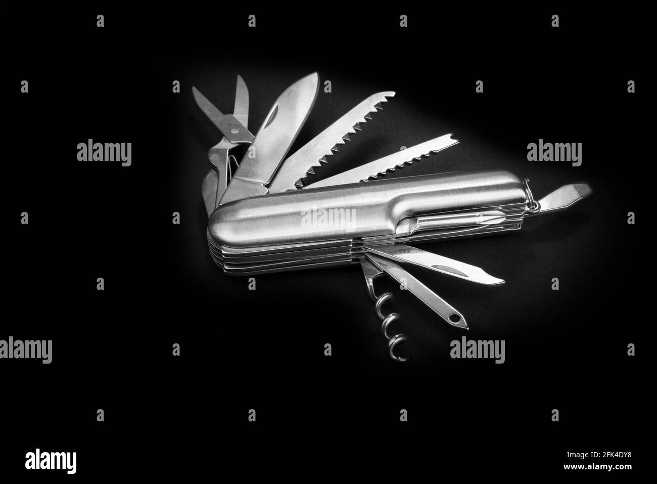 Schweizer viele Aufgabe Armee Messer. Taschenmesser für mehrere Werkzeuge. Stockfoto