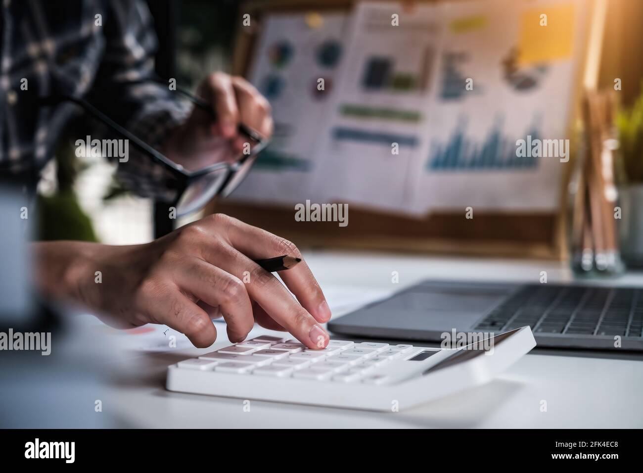 Projektmanagement Aktualisierung und Berechnung Finanzplan auf Papierkram. Arbeit von zu Hause Konzept. Stockfoto