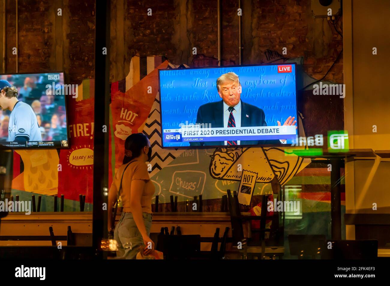 New York, USA. September 2020. Ein Fernseher in einem Restaurant der Taco Bell Cantina in Chelsea in New York am Dienstag, dem 29. September 2020, zeigt die erste Präsidentschaftsdebatte zwischen Präs. Donald Trump und dem Senator und demokratischen Kandidaten Joe Biden. Yum Brands, Eigentümer von Taco Bell, Pizza Hut und anderen Marken, gab Umsatz und Ergebnis im ersten Quartal bekannt, die die Erwartungen von analystsÕ übertrafen, angetrieben durch das US-Umsatzwachstum. (Foto von Richard B. Levine) Quelle: SIPA USA/Alamy Live News Stockfoto