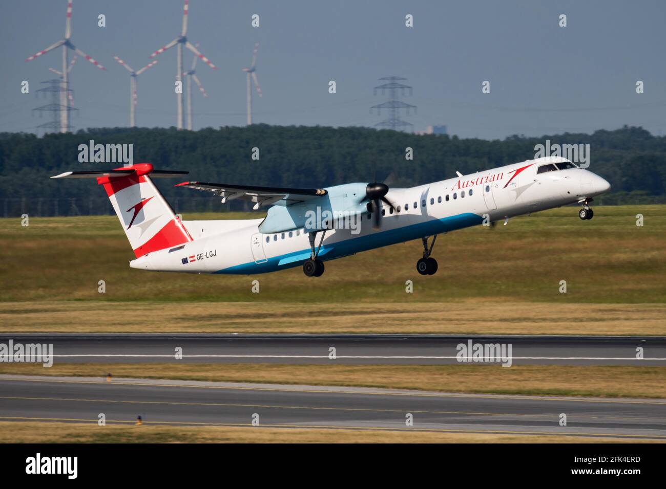 Austrian Airlines Bombardier DHC-8 Q400 OE-LGJ Passagierflugzeug Abflug und Starten Sie am Flughafen Wien Stockfoto
