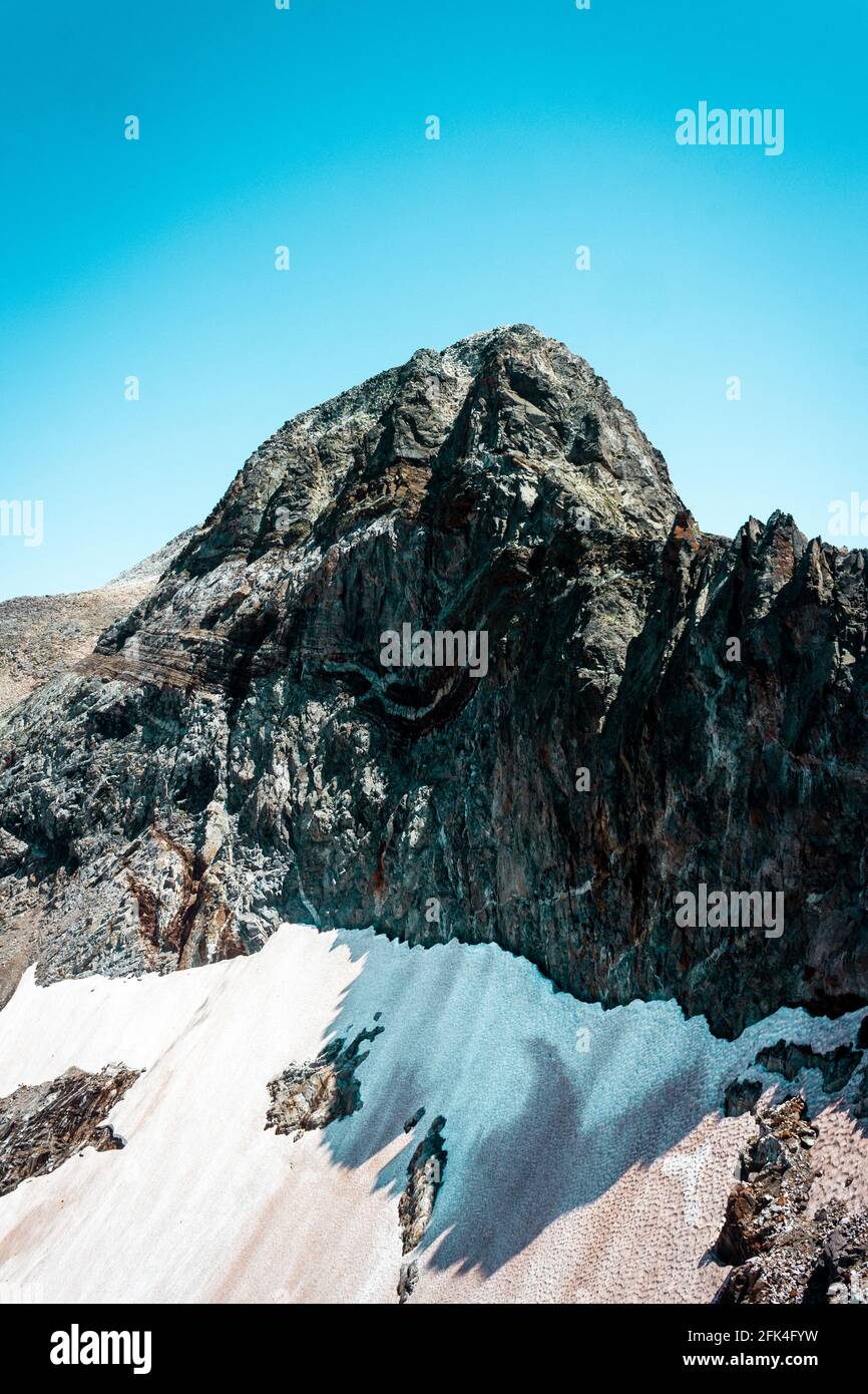 Berglandschaft im Sommer in den Pyrenäen mit einer Landschaft Bestehend aus felsigen Bergen und verbliebendem Schnee aus dem Winter Stockfoto