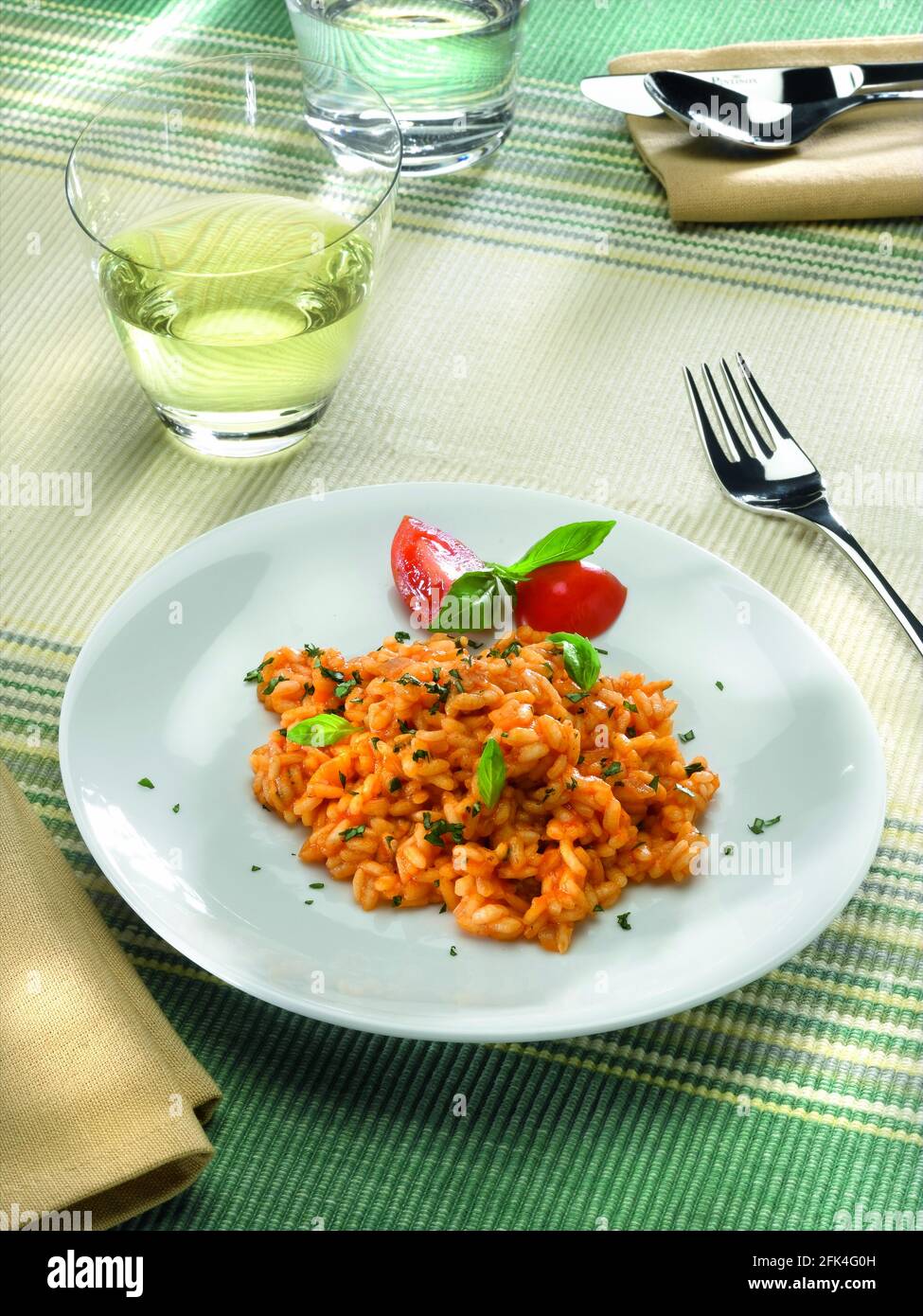 Risotto mit Basilikum und Tomatensauce Stockfoto