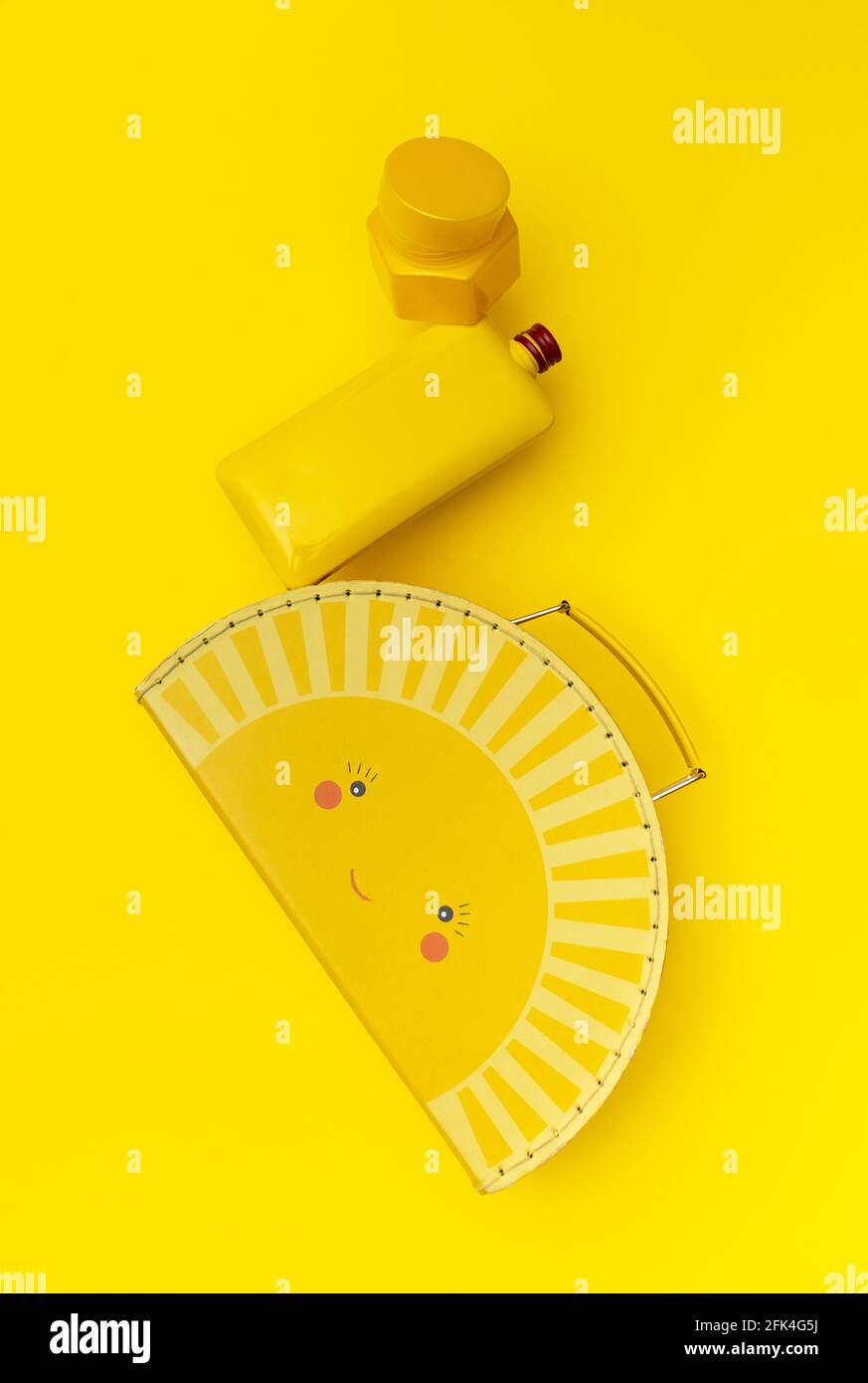 Gelbe Gehäuse-, Flaschen- und Behälterkonstruktion schwebt auf gelbem Hintergrund. Kreative Draufsicht, schwebend. Stockfoto