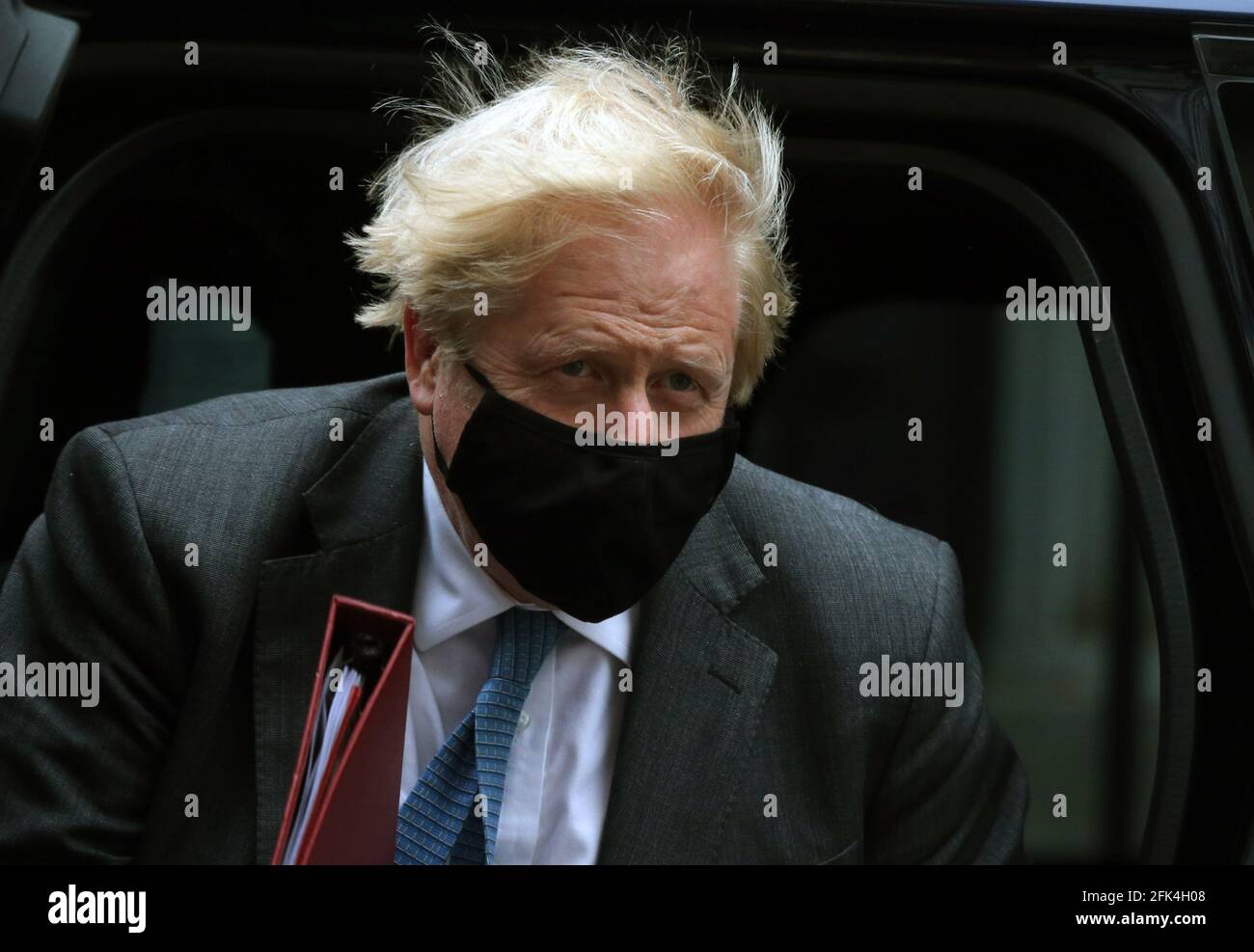 London, England, Großbritannien. April 2021. Der britische Premierminister BORIS JOHNSON kehrt nach der wöchentlichen Fragestunde des Premierministers im Unterhaus in die Downing Street 10 zurück.Johnson steht unter Druck, weil er bei seinem Treffen in der Downing Street im vergangenen Oktober durchgesickerte Kommentare abgegeben hat. Er sagte angeblich, dass er lieber sehen würde, dass sich die Leichen zu Tausenden anhäufen, als eine dritte Sperre zu genehmigen. Kredit: Tayfun Salci/ZUMA Wire/Alamy Live Nachrichten Stockfoto