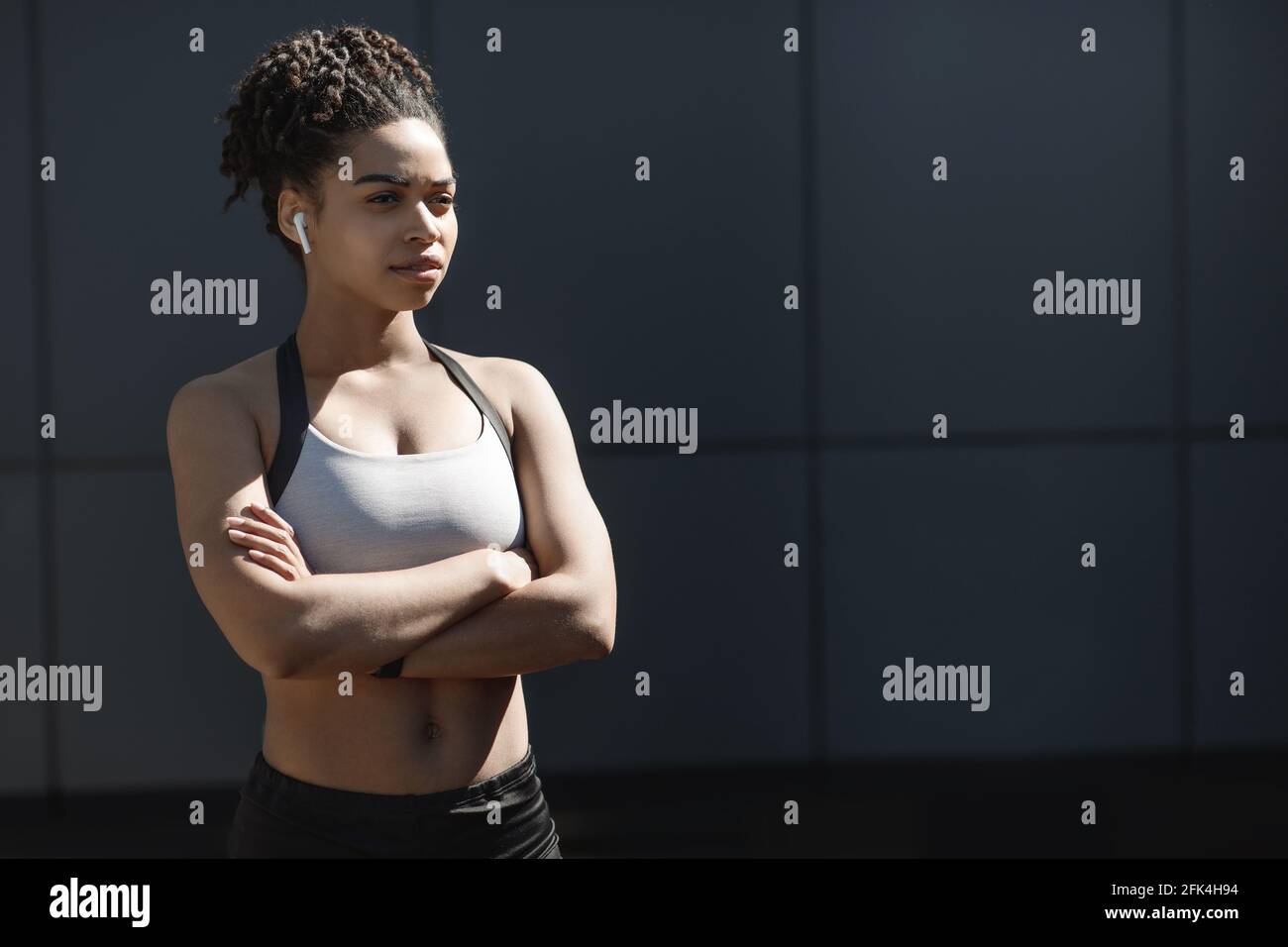 Sportlerin, Fitnessmodel und Bloggerin im Urban Training Stockfoto