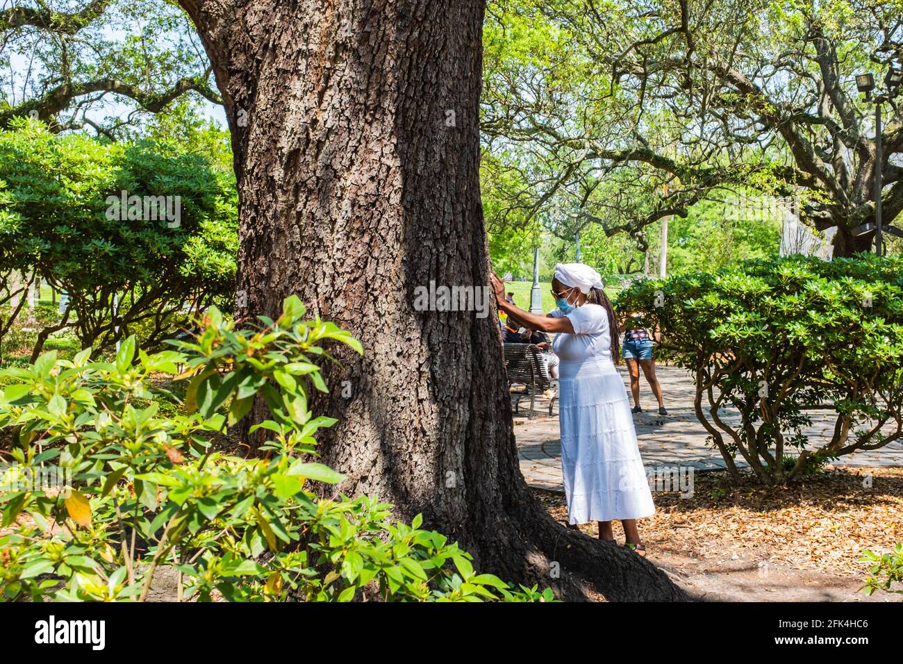 NEW ORLEANS, LA, USA - 11. APRIL 2021: Die Priesterin lebt auf dem Kongo-Platz Eiche, bevor sie das Leben von Alfred 'Uganda' Roberts feiert Stockfoto