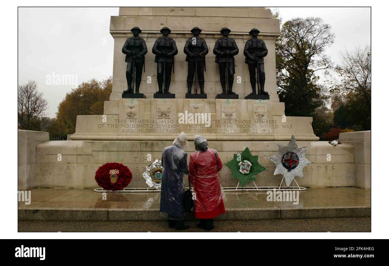 Die Königin führte Tausende von Kriegsveteranen in der Erinnerung Service im Cenotaph in London.pic David Sandison 9/11/2003 Stockfoto