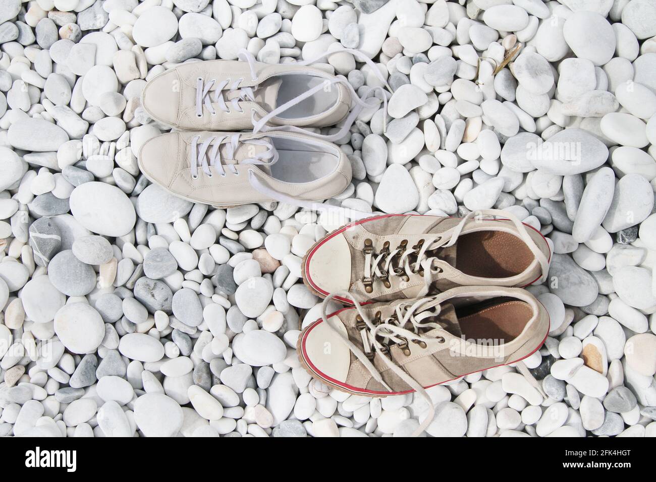 Schuhe am Kiesstrand von Marina di Pisa. Italien Stockfotografie - Alamy