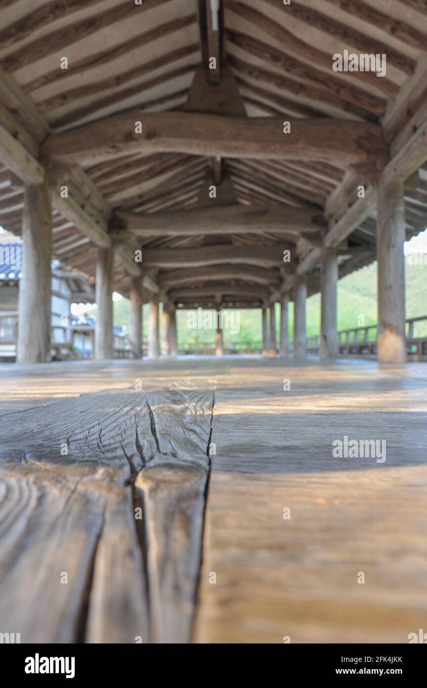 Blick auf die traditionelle holzkonstruktion des koreanischen Pavillons von der konfuzianischen Akademie der joseon-Ära. Byeongsan Seowon, Andong, Südkorea. Stockfoto