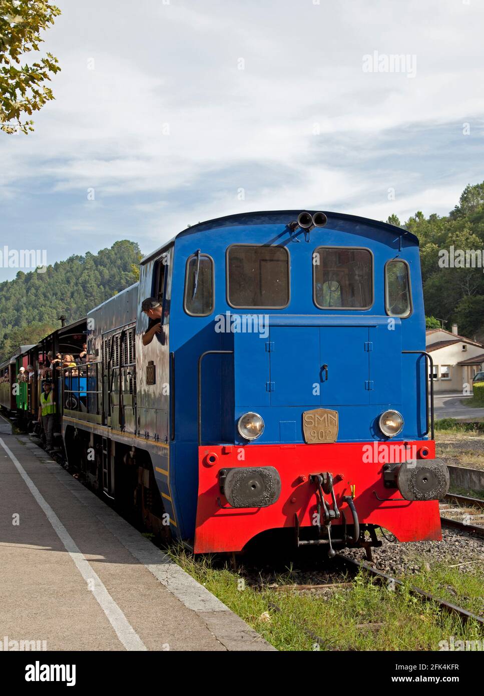 Diesellokomotive nähert sich Anduze im Zug à Vapeur des Cevennes-Linie von Anduze nach St-Jean-du-Gard Stockfoto
