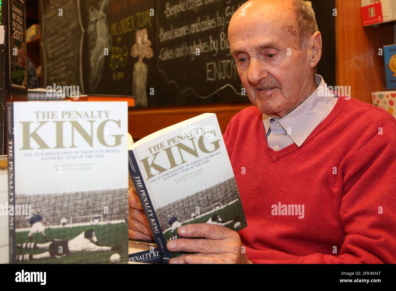 Johnny Hubbard MBE signiert sein Buch in Waterstones Ayr, Ayrshire, Scotland, UK 05 NV 2016. John Gaulton Hubbard, MBE, war ein südafrikanischer Fußballspieler. Hubbard verbrachte den Großteil seiner Karriere bei den schottischen Rangers und spielte später für den englischen Club Bury, bevor er seine Karriere in Schottland mit Ayr United beendete. Born16. Dezember 1930, Pretoria, Südafrika.Gestorben: 21. Juni 2018, Prestwick Stockfoto