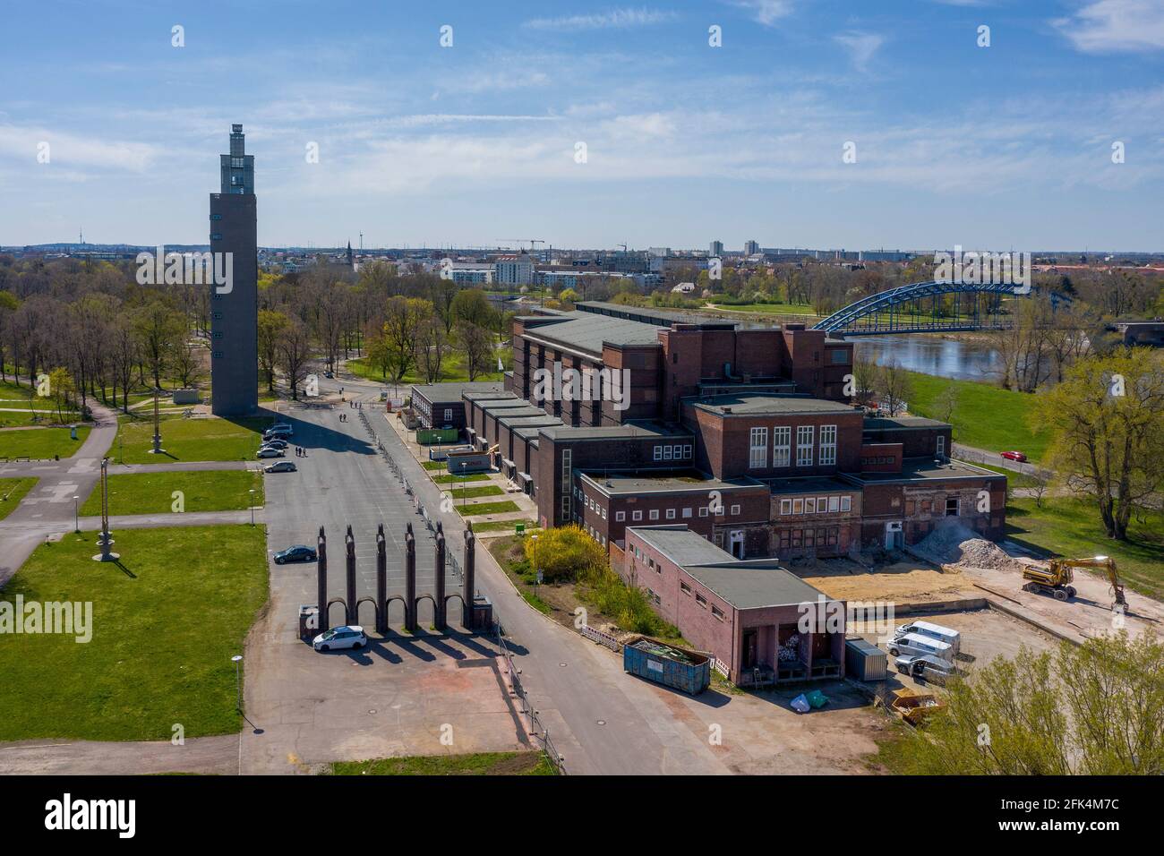 27. April 2021, Sachsen-Anhalt, Magdeburg: Blick in die Stadthalle Magdeburg. Es wird derzeit renoviert. Links davon befindet sich der Albin-Müller-Turm. (Aufgenommen mit einer Drohne) Foto: Stephan Schulz/dpa-Zentralbild/ZB Stockfoto