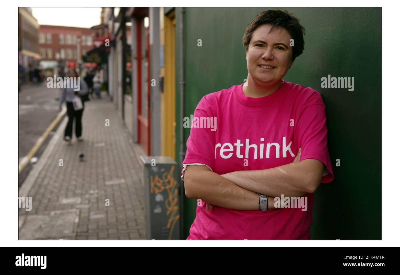 Für Indy on Sun.... Helen Gilburt in Kingston upon Thames. Bild David Sandison 22/10/2003 Stockfoto