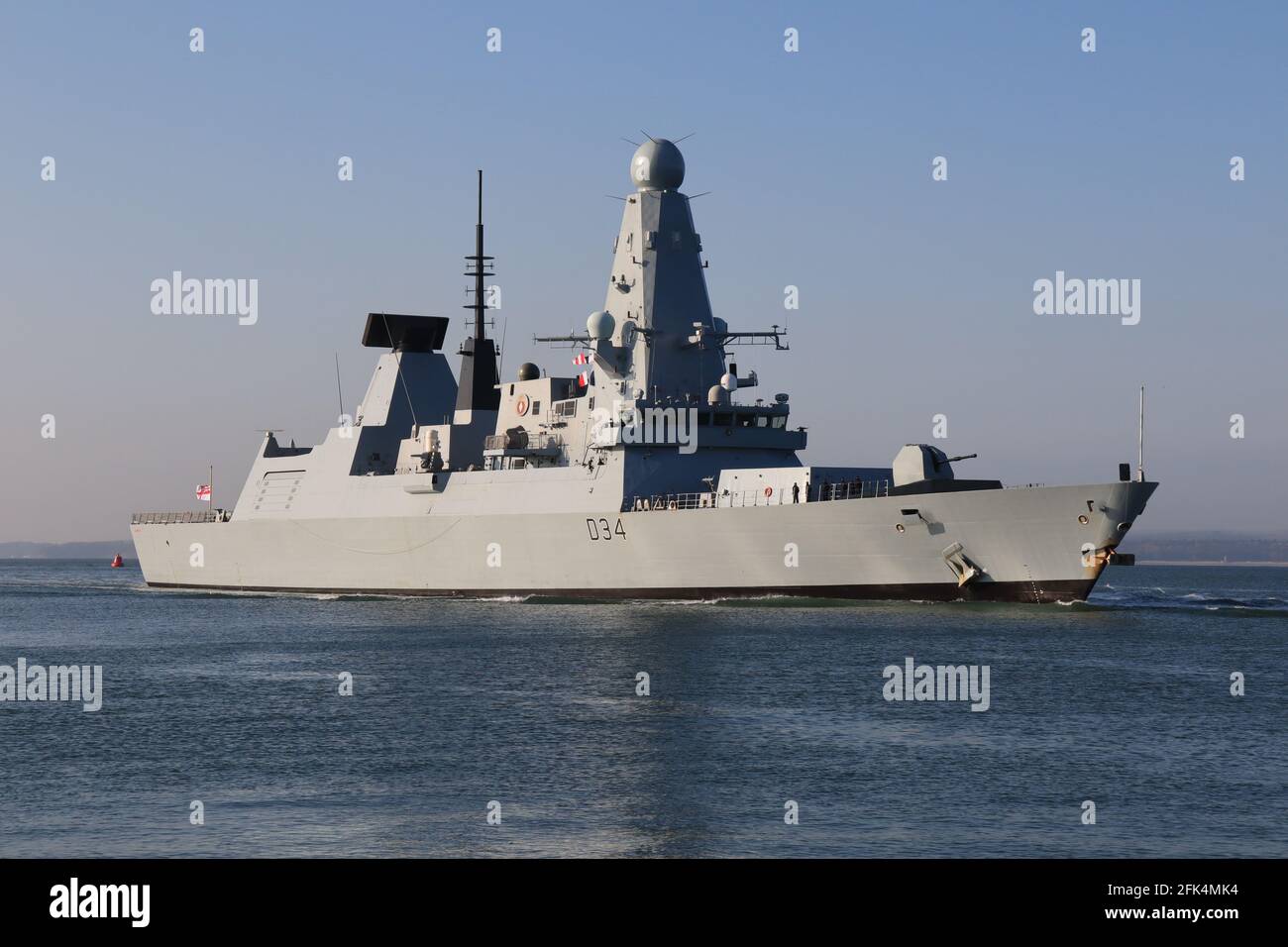 Der Royal Navy Type 45 Zerstörer HMS DIAMOND nähert sich dem Marinestützpunkt Stockfoto