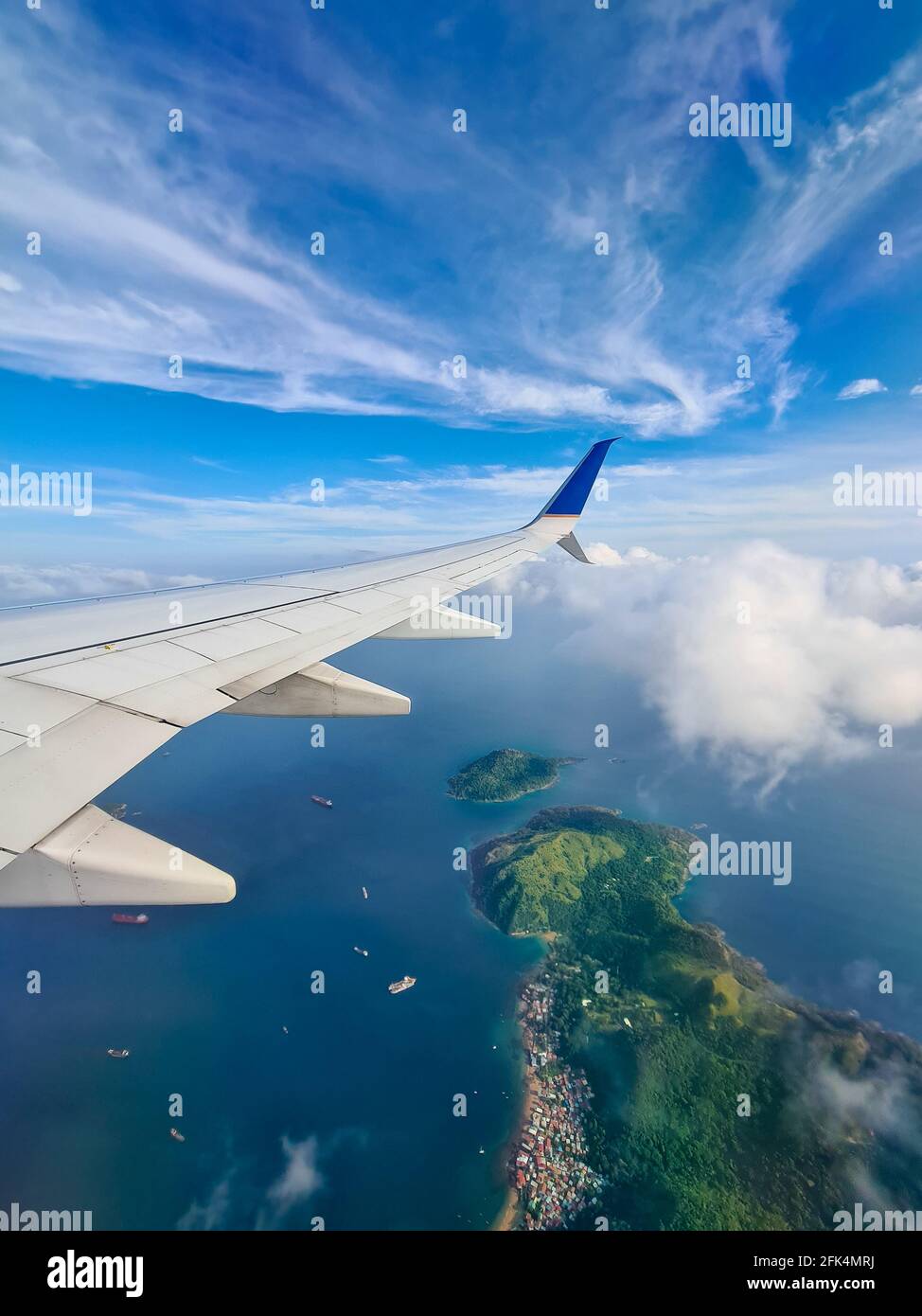 Panama vom Himmel. Schöne Komposition mit einem Flugzeugflügel und einer tropischen Insel. Stockfoto