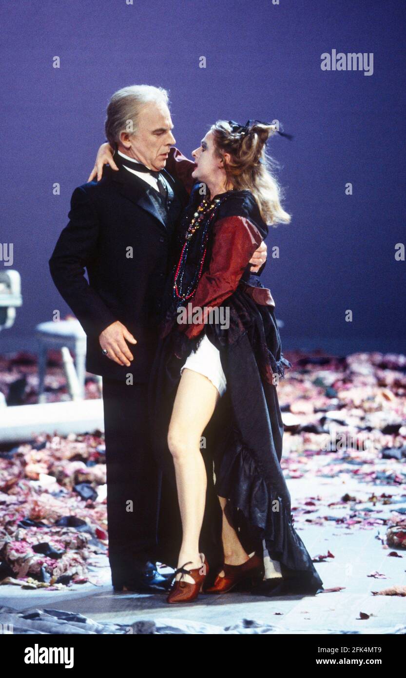 John Shrapnel (Claudius), Joanne Pearce (Ophelia) in HAMLET von Shakespeare in der Royal Shakespeare Company (RSC), Barbican Theatre, London EC2 18/12/1992 Design: Bob Crowley Beleuchtung: Alan Burrett Kämpfe: Malcolm Ranson Bewegung: Sure Lefton Regie: Adrian Noble Stockfoto