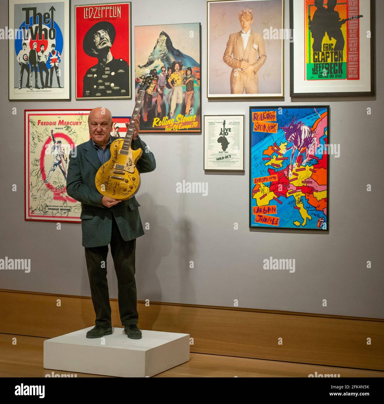 Bonhams, London, Großbritannien. 28. April 2021. Eine Sammlung von Musikdenkmälerstücken des Musikförderers und Produzenten Harvey Goldsmith CBE (im Bild) wird am 5. Mai beim Verkauf von Bonhams Entertainment Memorabilia im Saleroom von Knightsbridge angeboten. Bild (Plakate im Uhrzeigersinn von oben links): The WHO, limitierte Auflage Druckschätzung £300-500; LED Zeppelin European Tour Poster 1980, Schätzung £400-600; The Rolling Stones signiertes Konzertplakat 1976, Schätzung £1,500-2,000; signiertes Porträtplakat von David Bowie 1983, Schätzung, £2,000-3,000; Eric Clapton und Jeff Beck Limited Edition Siebdruck 2010, Schätzung £500-70 Stockfoto