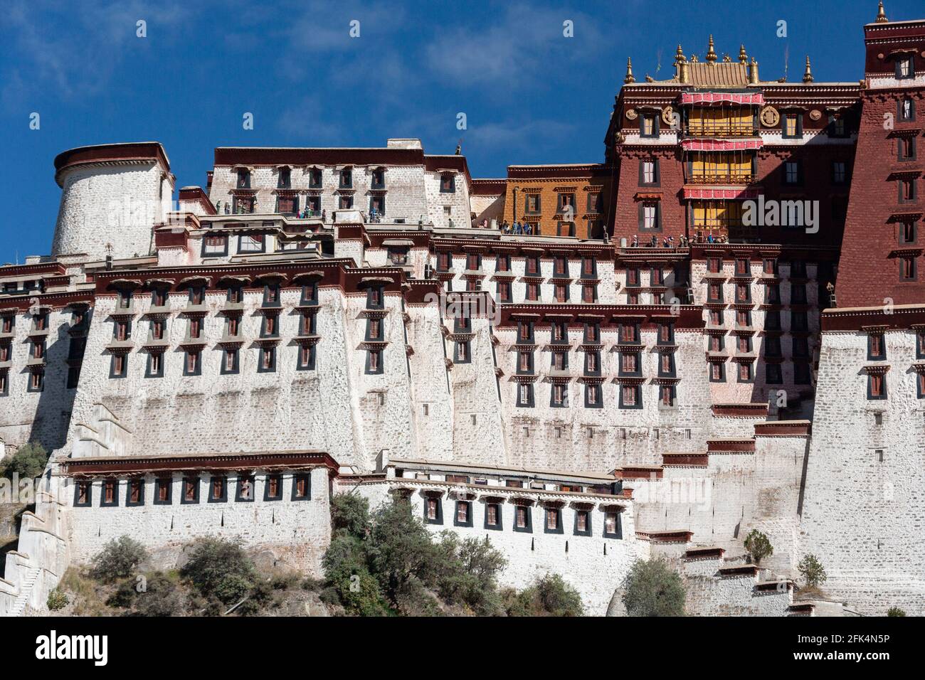 Der Potala Palast, eine Dzong Festung in der Stadt Lhasa, in Tibet. Es war der Winterpalast der Dalai Lamas von 1649 bis 1959. Jetzt ein Museum und U Stockfoto