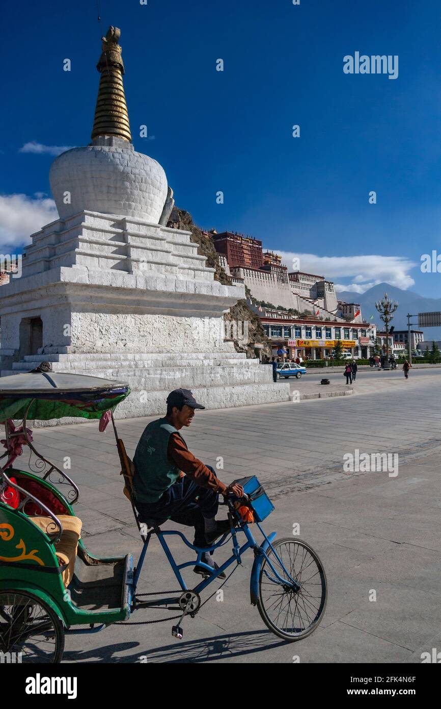 Buddhistische Stupa in der Nähe des Potala-Palastes, einer Dzong-Festung in der Stadt Lhasa in Tibet. Es war der Winterpalast der Dalai Lamas von 1649 bis 1959. Stockfoto