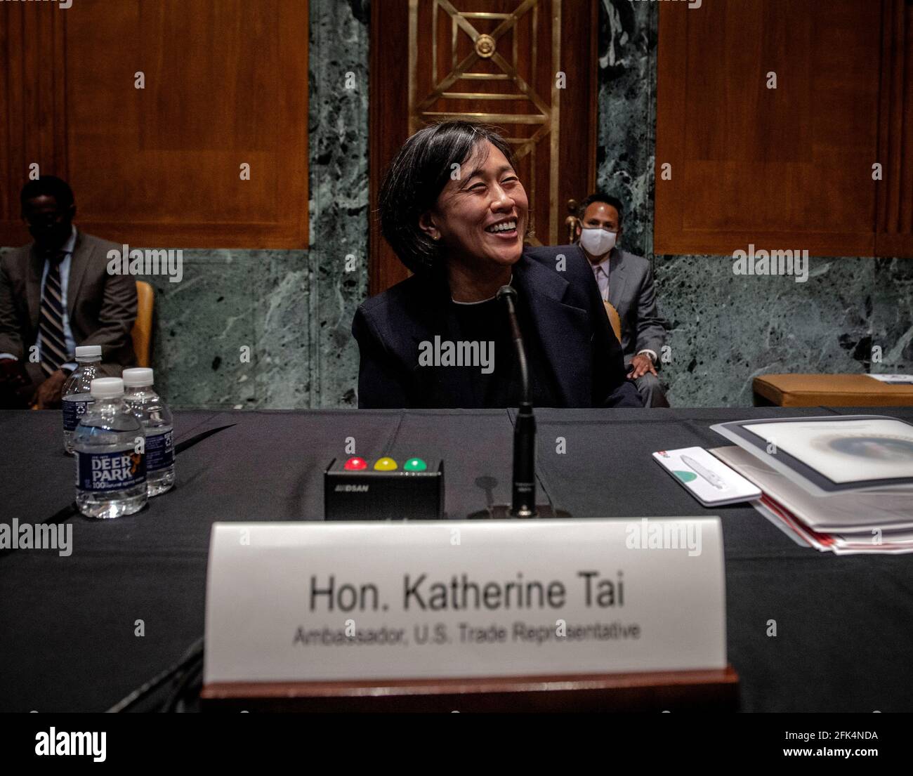 WASHINGTON, DC – 28. APRIL: Botschafterin Katherine Tai lächelt, als Fotografen ihr Foto zum Abschluss der Anhörung des Unterausschusses für die Haushaltsmittel des Senats für Handel, Justiz, Wissenschaft und verwandte Agenturen machen, um die vorgeschlagenen Haushaltsschätzungen und die Rechtfertigung für das Geschäftsjahr 2022 für das Büro des US-Handelsbeauftragten in Washington, DC zu prüfen. (Foto von Bill O'Leary/Pool/Sipa USA) Stockfoto