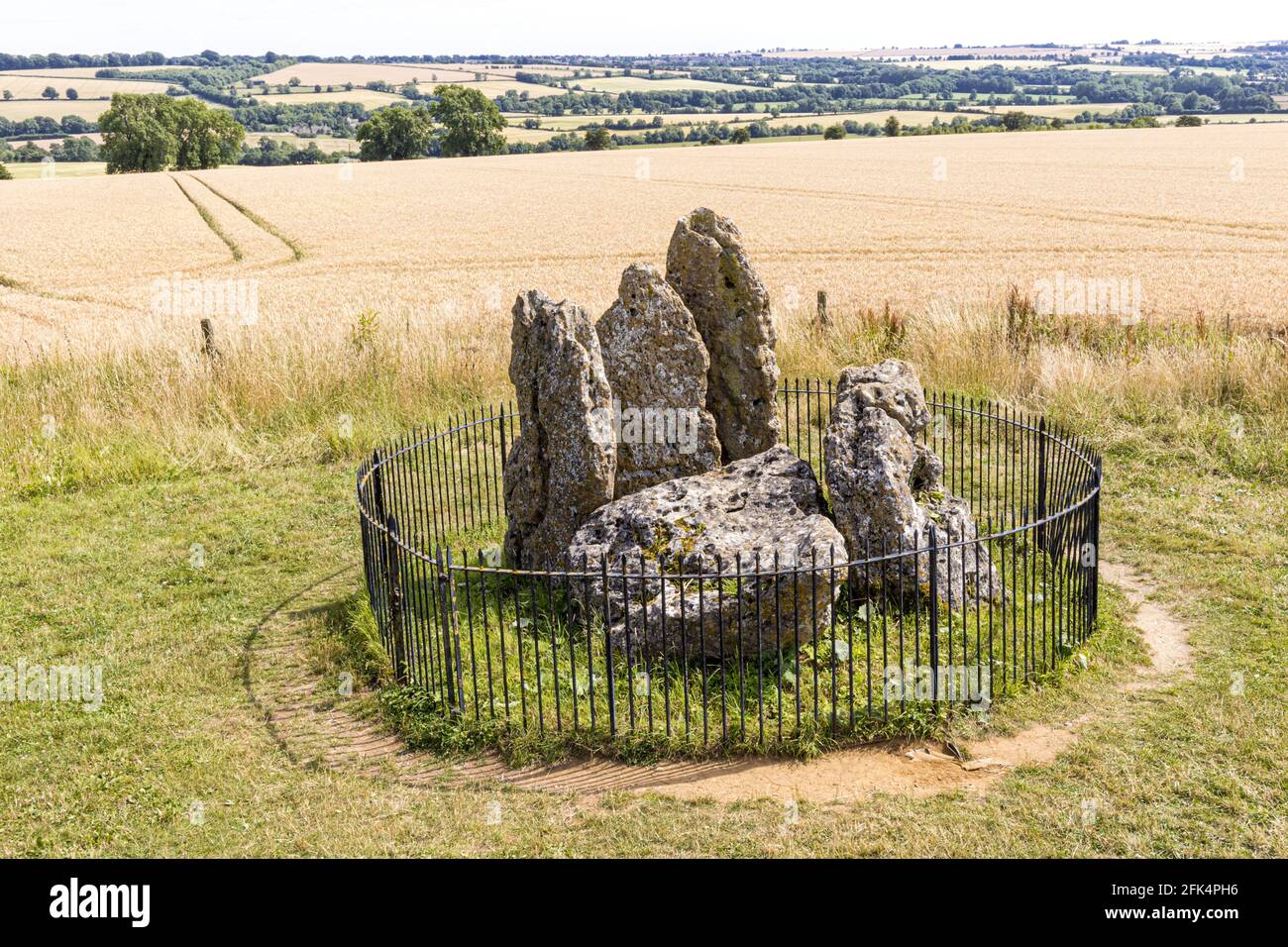 The Rollright Stones, Warwickshire UK - Diese Grabkammer für Portaldolmen stammt vermutlich um 3500 v. Chr. und ist heute als Whispering Knights bekannt. Stockfoto