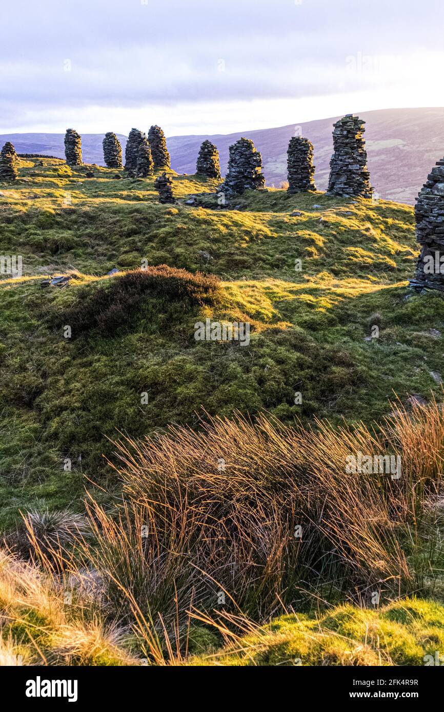 Cairns (lokal als Curricks bekannt), das auf dem Gipfel von Talkin aus gemauertem Mauerstein erbaut wurde, fiel auf den North Pennines in Talkin, Cumbria, Großbritannien, auf 381 Meter Höhe Stockfoto