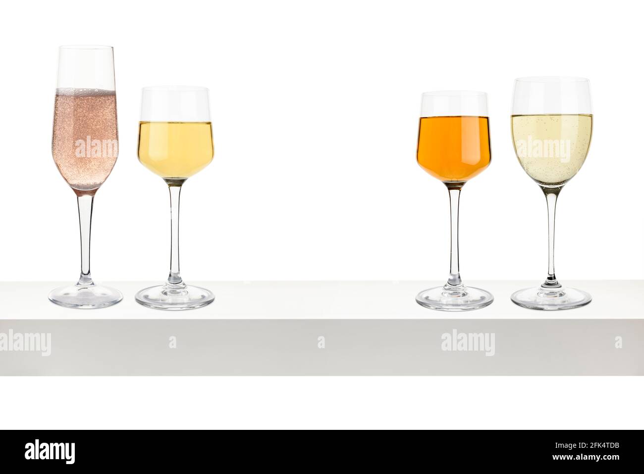 Gläser mit verschiedenen Weinen auf weißem Regal. Stockfoto