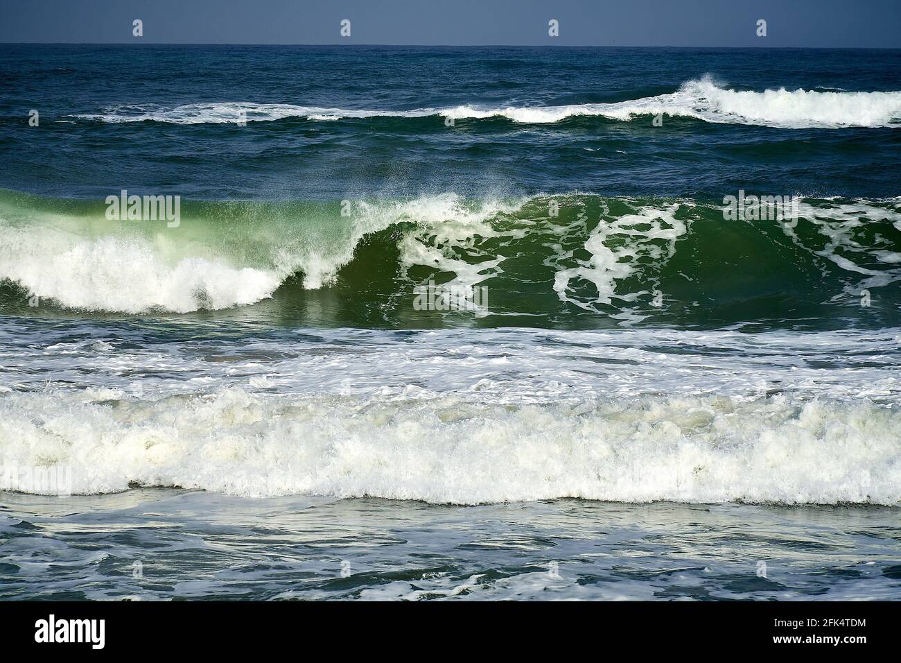 Wellen auf dem Meer während des kleinen Sturms. Weißer Schaum. Stockfoto