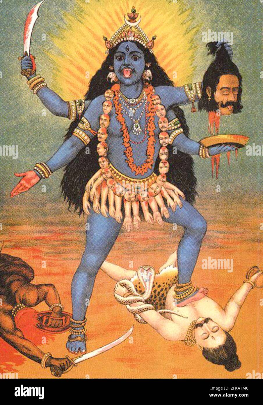 Ikonisches Gemälde der Göttin Kali mit einem Fuß, der auf einer unbewussten Śiva thront und Darikas Kopf hält - Ravi Varma Stockfoto