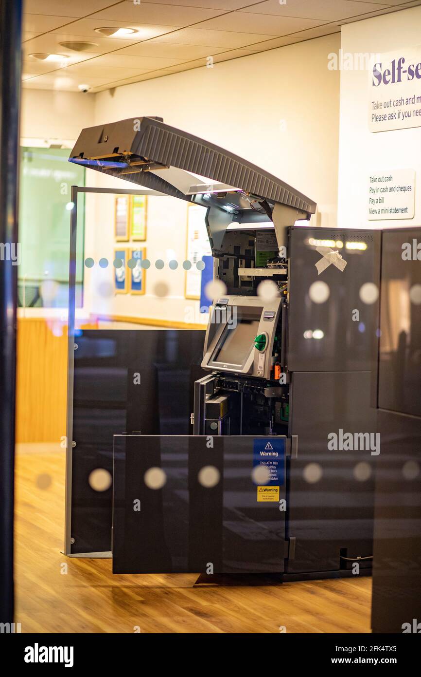 Leerer Geldautomat in einer Bank am Wochenende Bild von Gavin Rodgers/ Pixel8000 Stockfoto