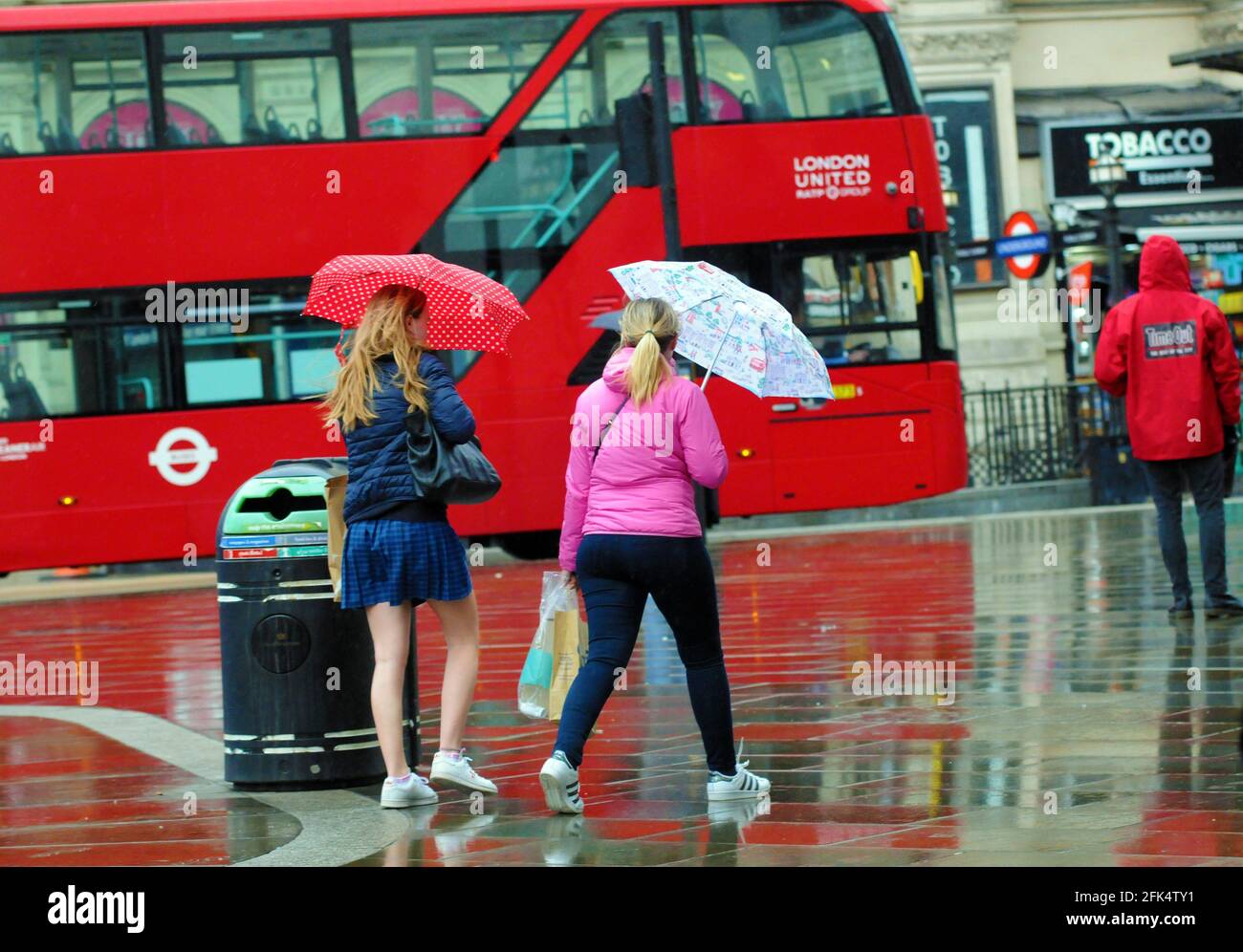London, Großbritannien. April 2021. Regnerischer Tag im Londoner West End. Kredit: JOHNNY ARMSTEAD/Alamy Live Nachrichten Stockfoto
