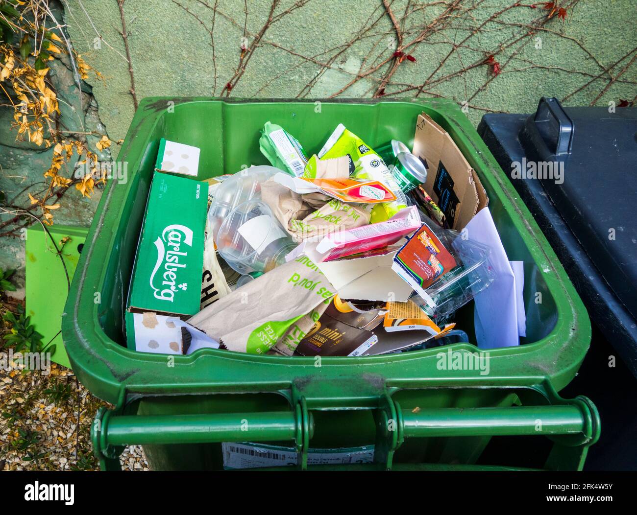 Recyclingbehälter mit Papier, Karton, Hartplastik und Dosen Stockfoto