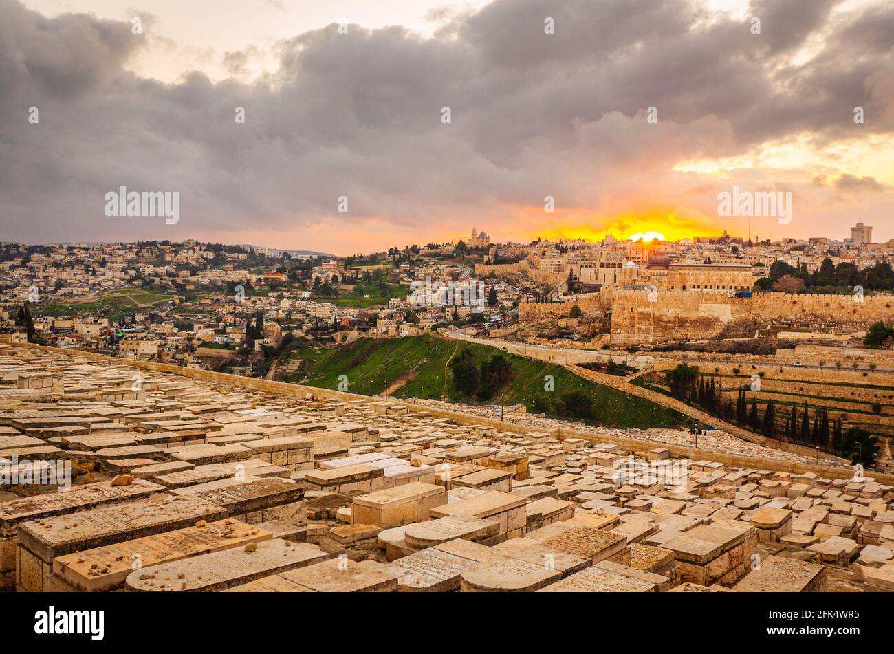 Jerusalem, Israel alte Skyline der Stadt in der Dämmerung vom Ölberg. Stockfoto