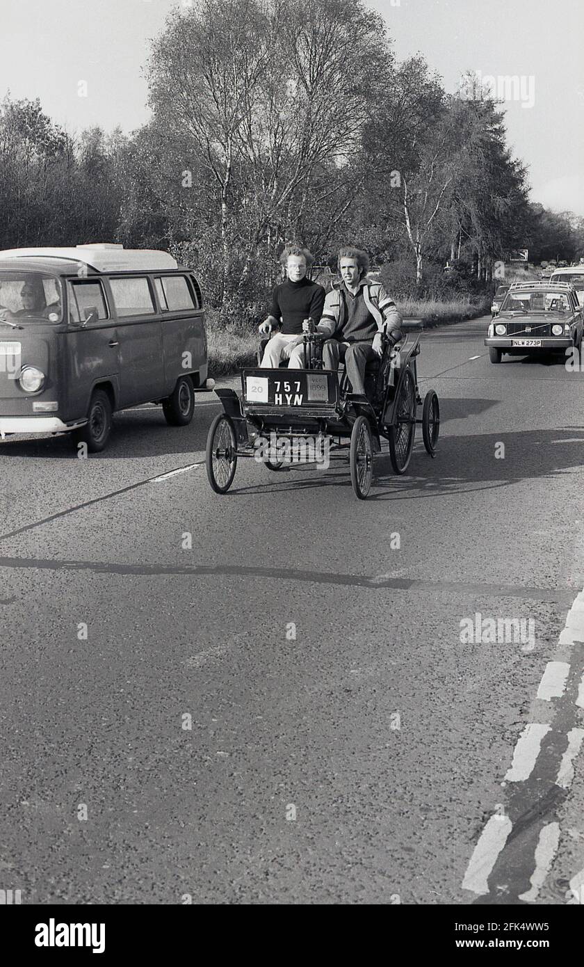 1980er Jahre, ein Oldtimer mit offenem Oberdeck auf der Straße, der an der jährlichen historischen Autofahrveranstaltung, dem Veteran Car Run von London nach Brighton, teilnimmt, die vom RAC organisiert wird. Die längste Motorveranstaltung der Welt steht nur Automobilen offen, die vor 1905 gebaut wurden. Der Oldtimer hier hat sechs Räder und wurde vom deutschen Automobilhersteller Benz hergestellt. Statt eines Lenkrads wird es über mechanische Hebel gesteuert. Der erste Automobilclub in Großbritannien wurde 1896 gegründet, der die Light Locomotives on the Highway Act feierte, der die Notwendigkeit von Autos, denen ein Mann zu Fuß mit einer roten Flagge vorausgegangen war, abschaffte. Stockfoto