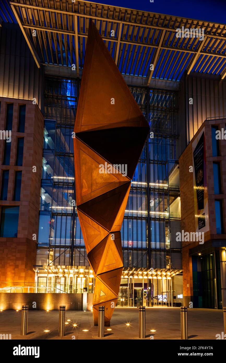 England, London, Kings Cross, das Francis Crick Institute of Bio-Medical Research, Skulptur mit dem Titel „Paradigma“ von Conrad Shawcross *** Lokale Bildunterschrift * Stockfoto