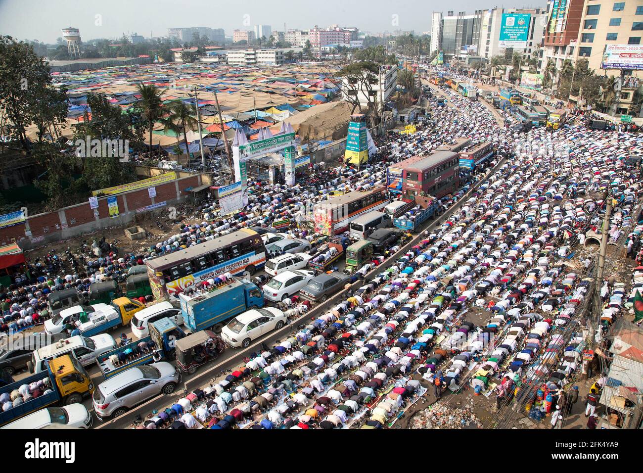 Muslime führen Jumma-Gebete in der Bishwa Ijtema durch, der zweitgrößten Gemeinde der Muslime der Welt nach dem Hjj. Stockfoto