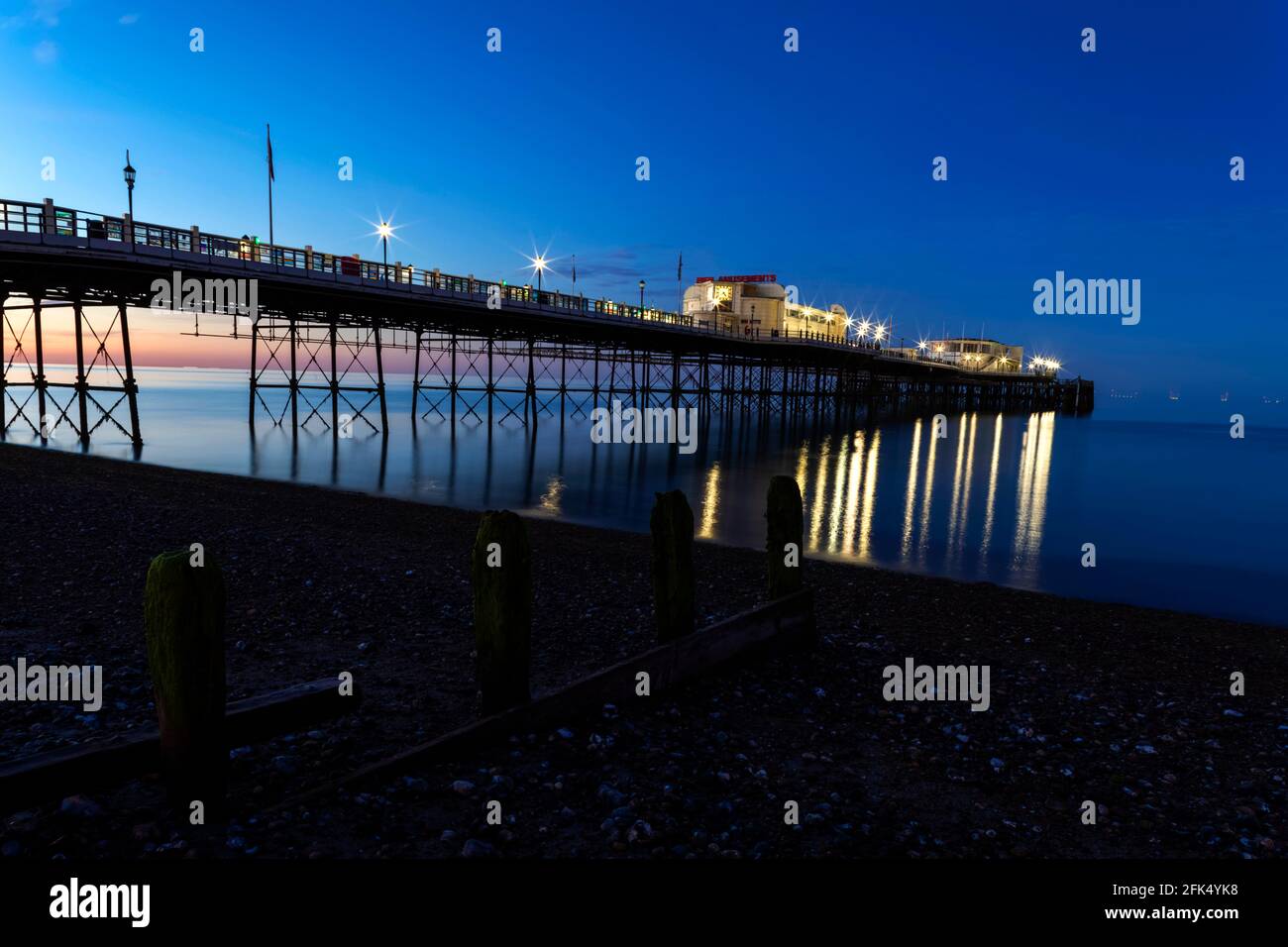 England, West Sussex, Worthing, Worthing Beach und Pier *** Lokale Bildunterschrift *** Strand,Strände,Großbritannien,Britisch,Küste,Küstennah,England,Englisch,Englisch Cha Stockfoto