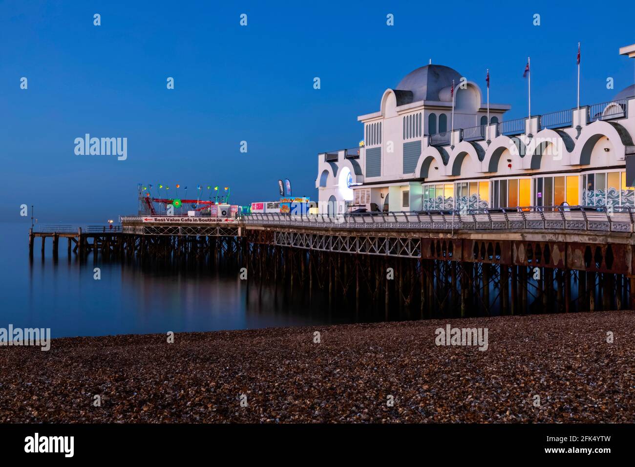 England, Hampshire, Portsmouth, Southsea, Beach und South Parade Pier *** Ortsüberschrift *** Strand,Strände,Großbritannien,Britisch,Küste,Küste,England,Engli Stockfoto