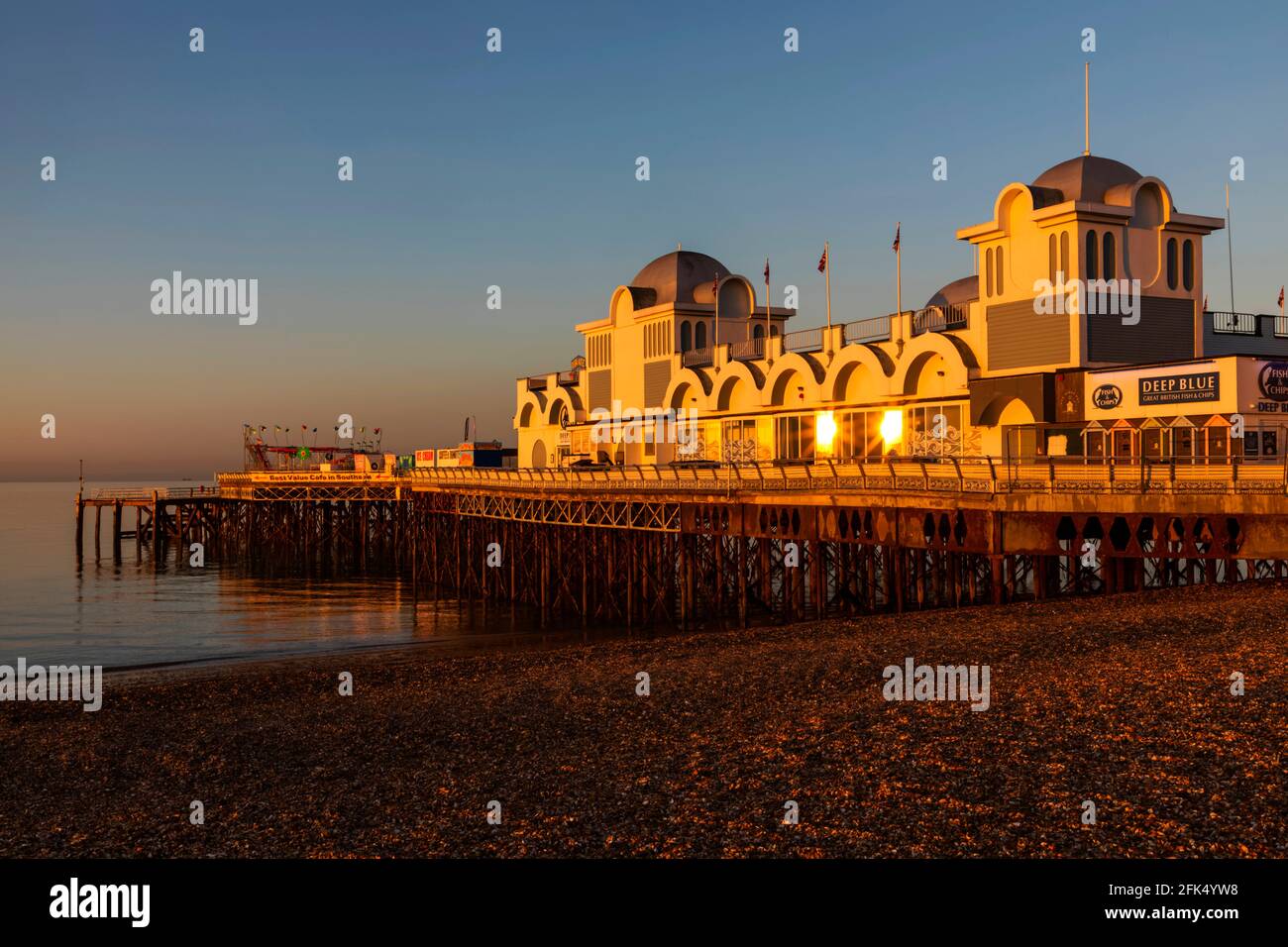 England, Hampshire, Portsmouth, Southsea, Beach und South Parade Pier *** Ortsüberschrift *** Strand,Strände,Großbritannien,Britisch,Küste,Küste,England,Engli Stockfoto