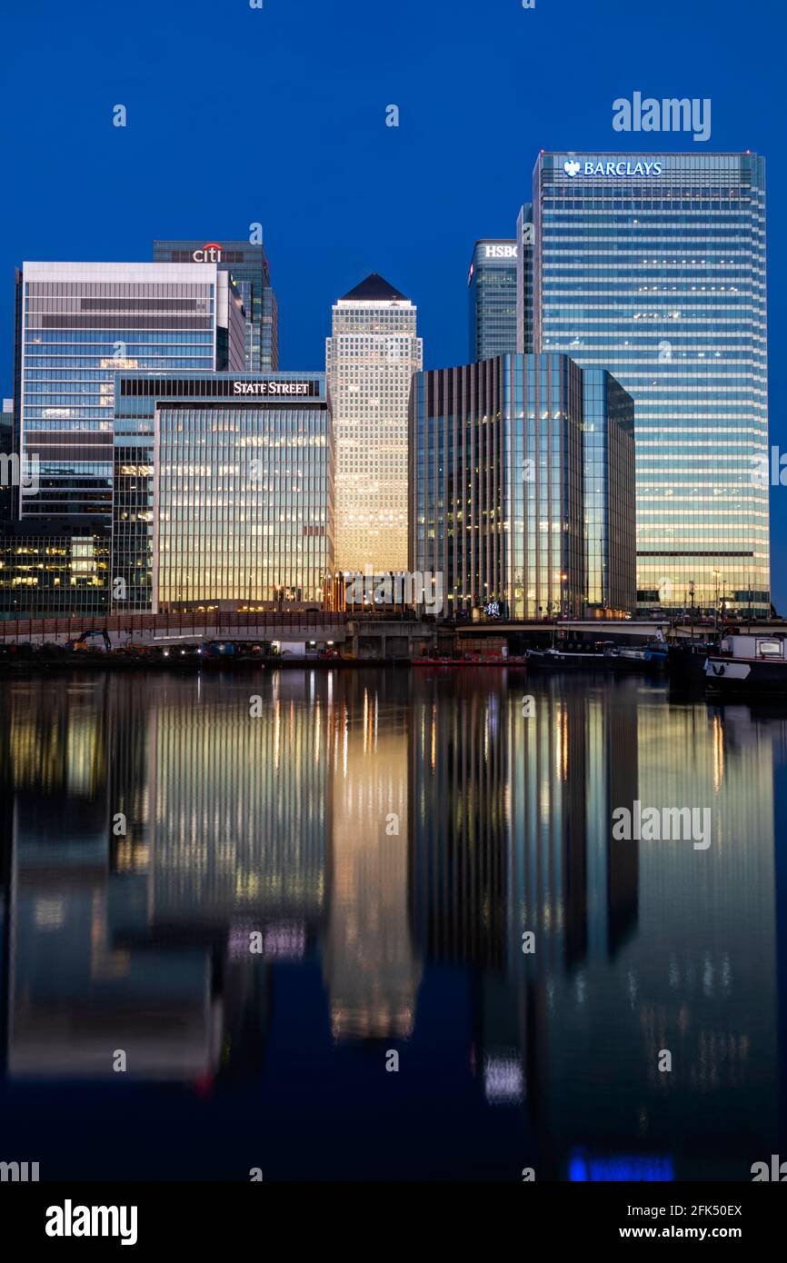 England, London, Docklands, Canary Wharf Skyline und Reflexion im Blackwall Basin *** Lokale Bildunterschrift *** Blackwall Basin,Britain,British,Canary Wharf Stockfoto
