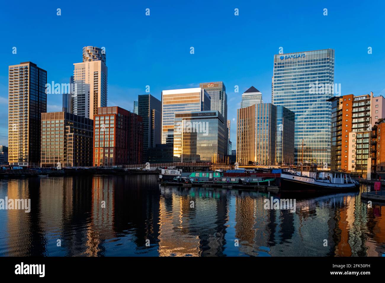 England, London, Docklands, Canary Wharf Skyline und Reflexion im Blackwall Basin *** Lokale Bildunterschrift *** Großbritannien, Großbritannien, Großbritannien, Brit Stockfoto