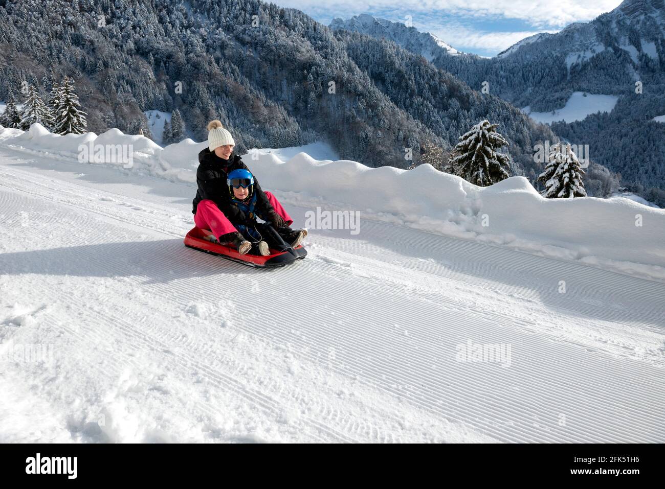 Schweiz, Waadt, Waadt, hiver, Winter, neige, Schnee, Sonloup, Montreux, Piste de luge Sonloup – les Avants, femme et enfant, Frau und Kind, Stockfoto