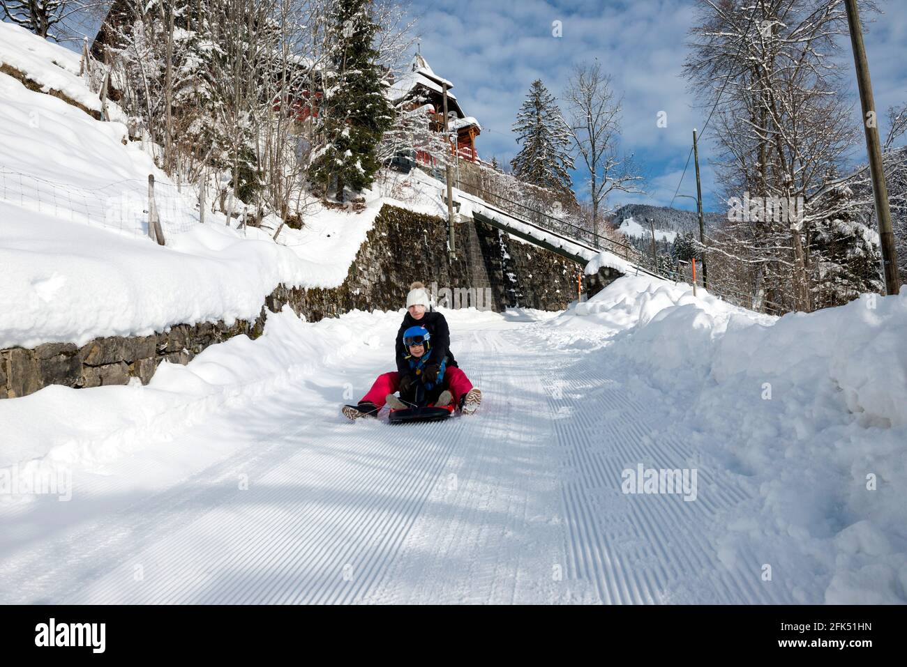 Schweiz, Waadt, Waadt, hiver, Winter, neige, Schnee, Sonloup, Montreux, Piste de luge Sonloup – les Avants, femme et enfant, Frau und Kind, Stockfoto
