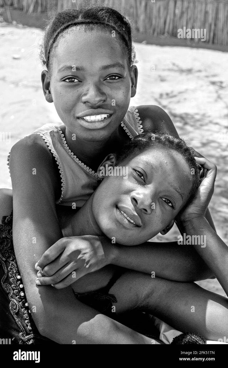 Afrika, Süd-Zentralafrika, Sambia, Livingstone, Mukini Village, Zwei Gilren Stockfoto