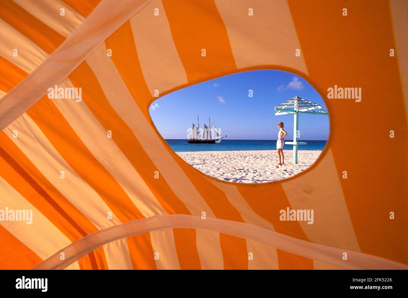 Karibik, ABC-Inseln, Aruba, Königreich der Niederlande, Niederländische Antillen, Strand und Segelschiff Stockfoto